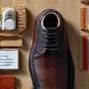 シューケア用品と手入れされた革靴